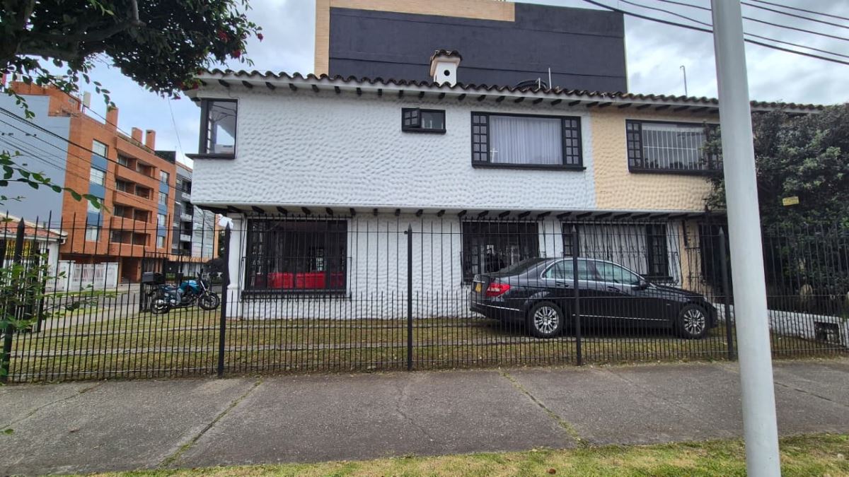 Casa en Arriendo - Bogota, LOS CEDROS 5899