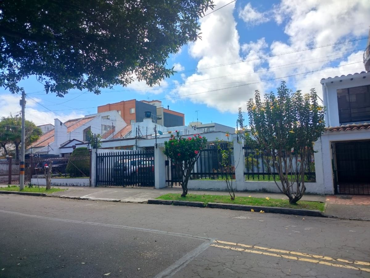 Casa en Venta - Bogota, NUEVA AUTOPISTA 4720