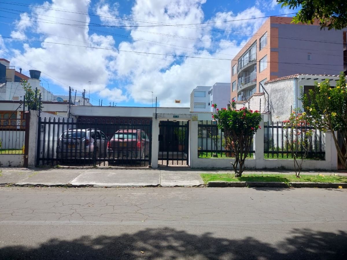 Casa en Venta - Bogota, NUEVA AUTOPISTA 4720