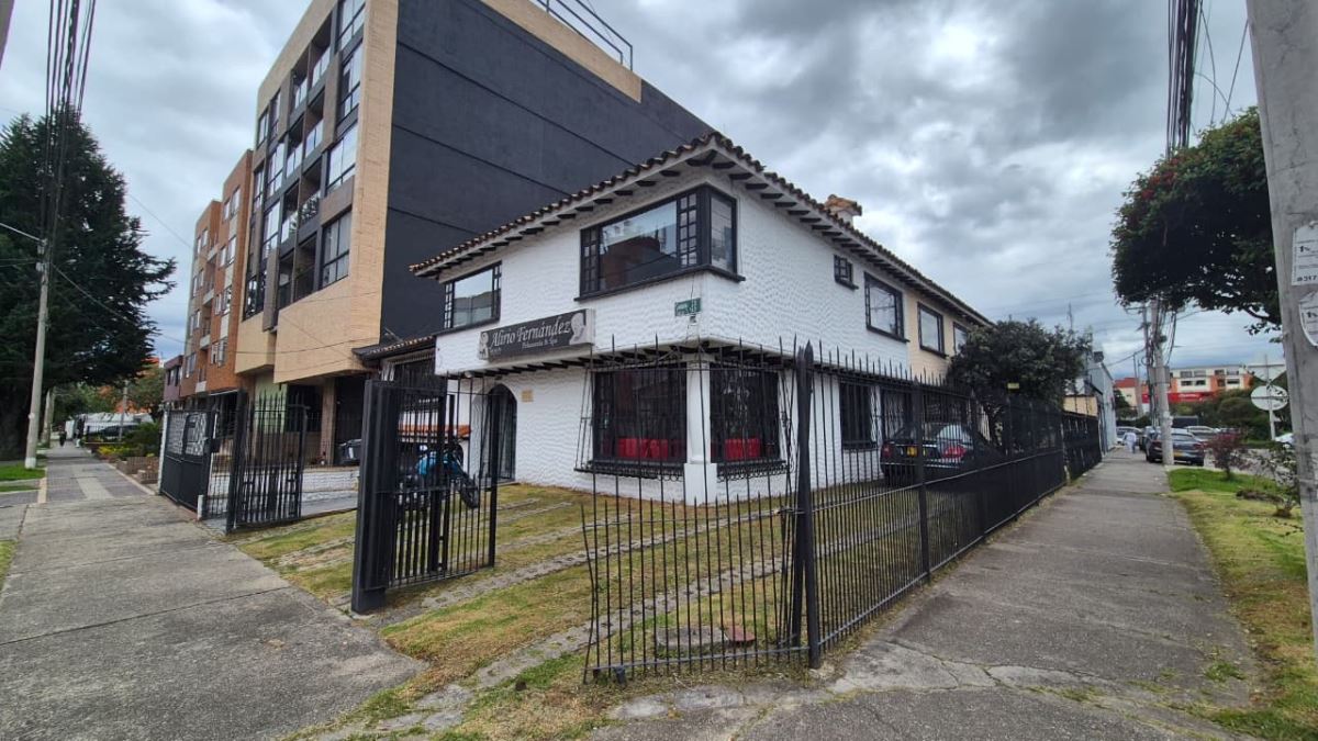 Casa en Arriendo - Bogota, LOS CEDROS 5899