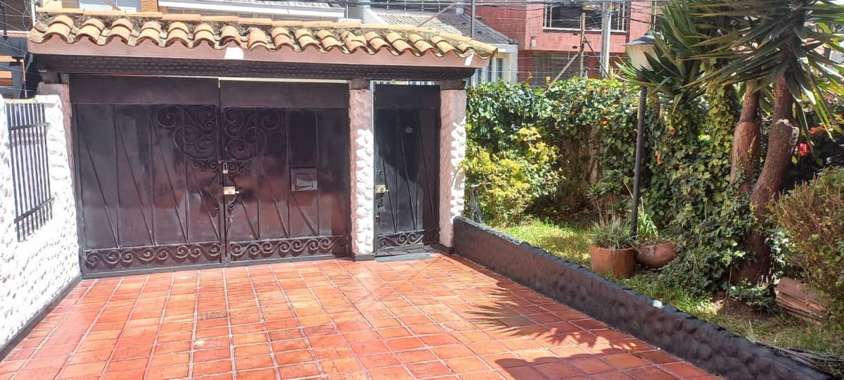 Casa en Arriendo - Bogota, SANTA PAULA 4689