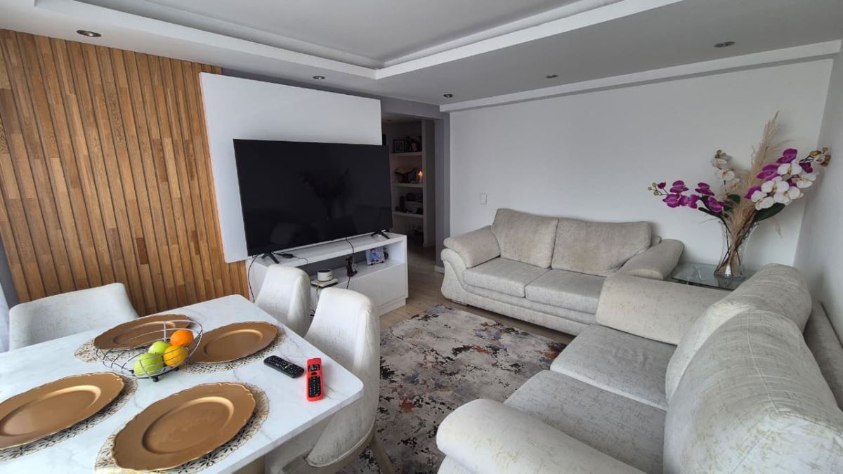 Casa en Arriendo - Bogota, LOS CEDROS 5899