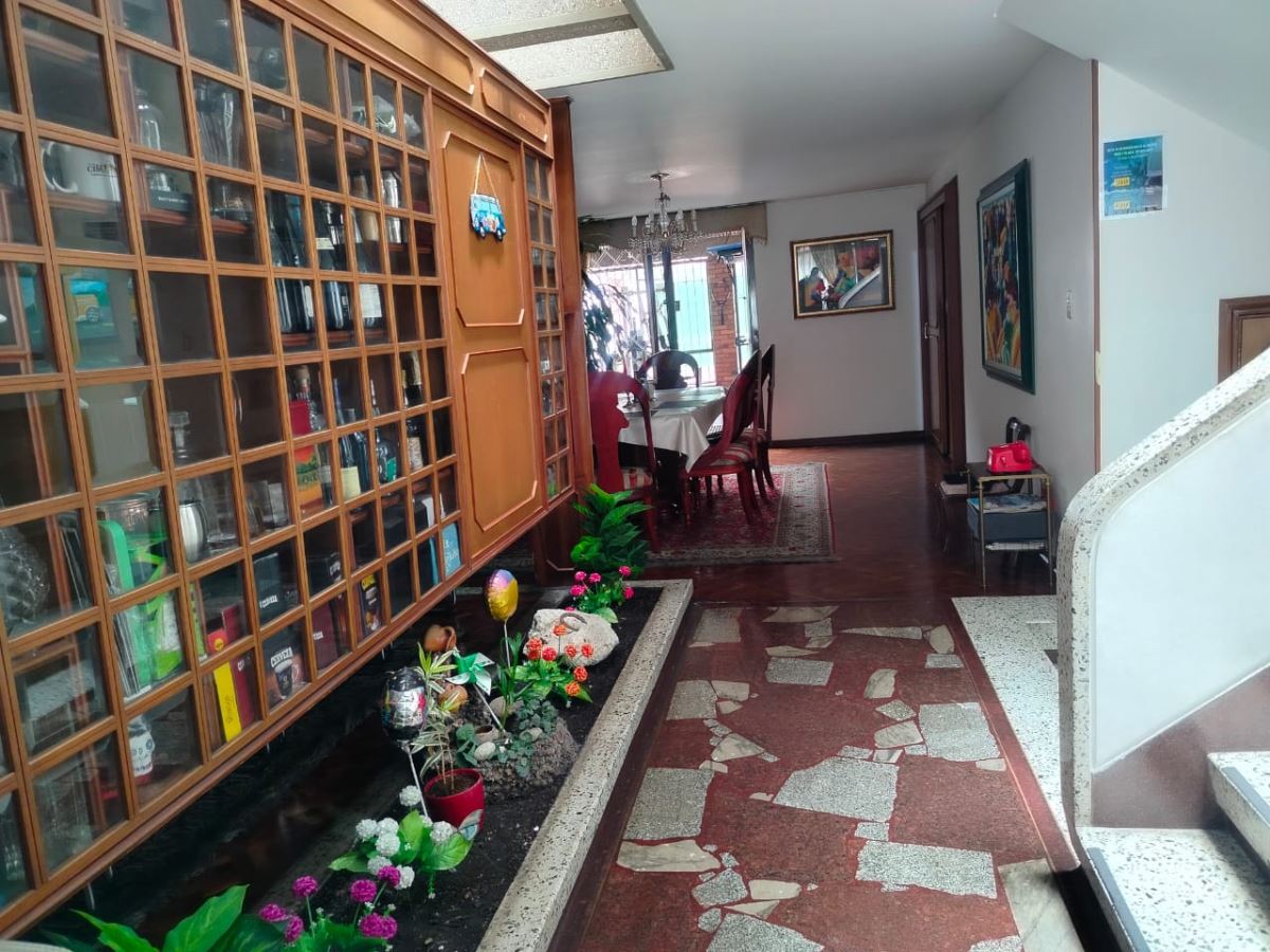 Casa en Venta - Bogota, SANTA BIBIANA 4977